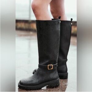 TREND NEW! ZARA FLAT BOOT SIZE 7.5 AND 6

🚨 FIRM  PRICE NO DISCOUNT NO DISCOUNT